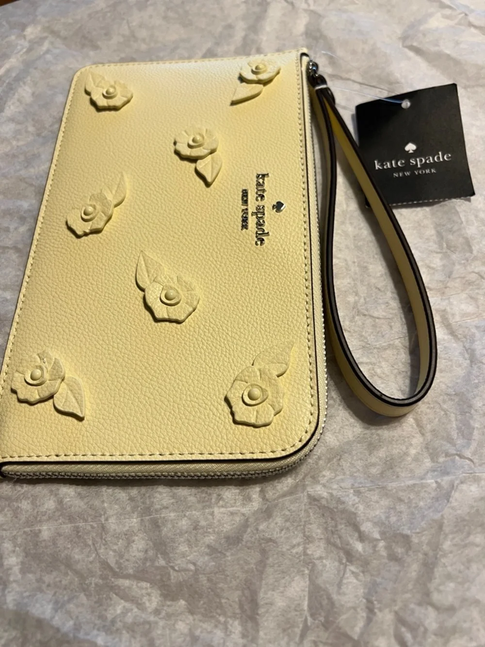 NWT kate spade Yellow Floral Appliqué Wristlet Lemon Fond. (700) YPM Lucy